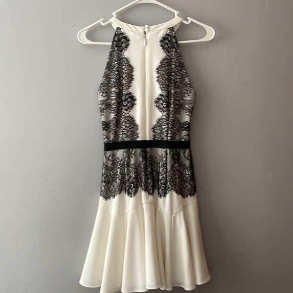 Like new! BCBGMaxAzria Leyla Lace Dress -Size 0 - Picture 4 of 12
